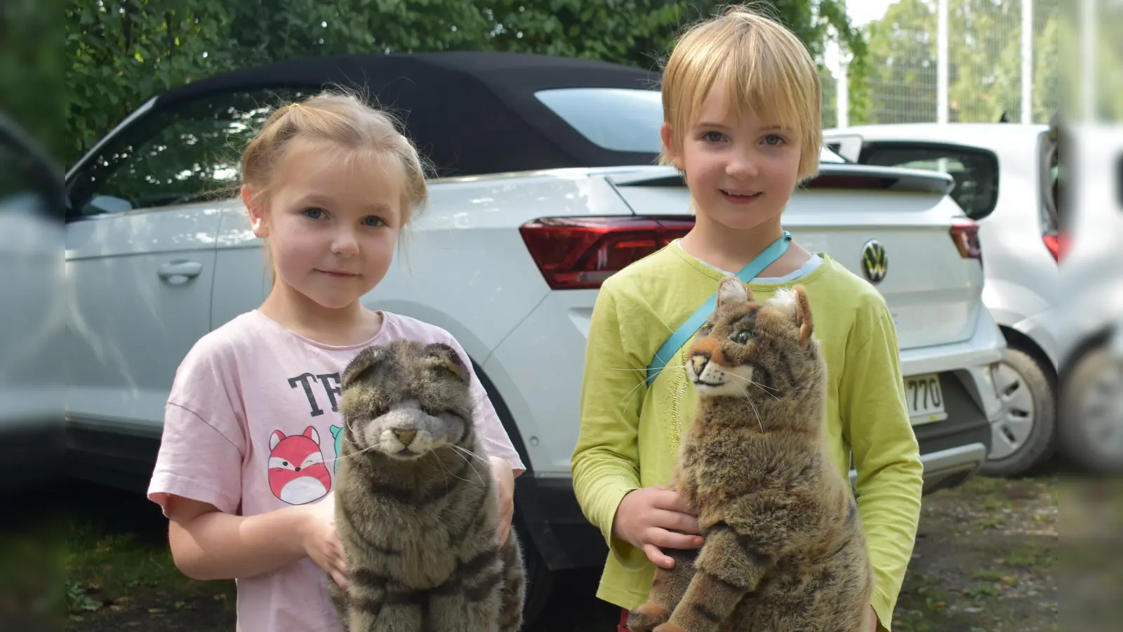 Da abzusehen war, dass es keine Wildkatzen auf der Exkursion zu sehen gibt, hatte Moni Nunn zwei Plüschtiere als Anschauungsobjekte mitgebracht, eine Haus- und eine Wildkatze. Die beiden Mädchen hielten sie nur allzu gern. (Foto: Ute Niephaus )