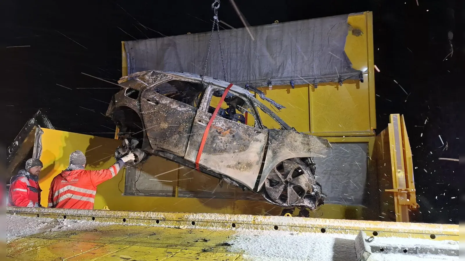 Das Auto wurde zu einer Schwabacher Fachfirma gebracht. Dort wurde es durchgängig gekühlt und später entsorgt. (Foto: Raimund Großberger)