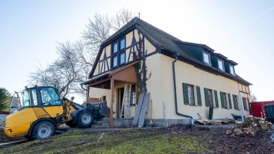 Die Entkernungsarbeiten am Schornweisacher Kindergarten sind in vollem Gange. (Foto: Mirko Fryska)