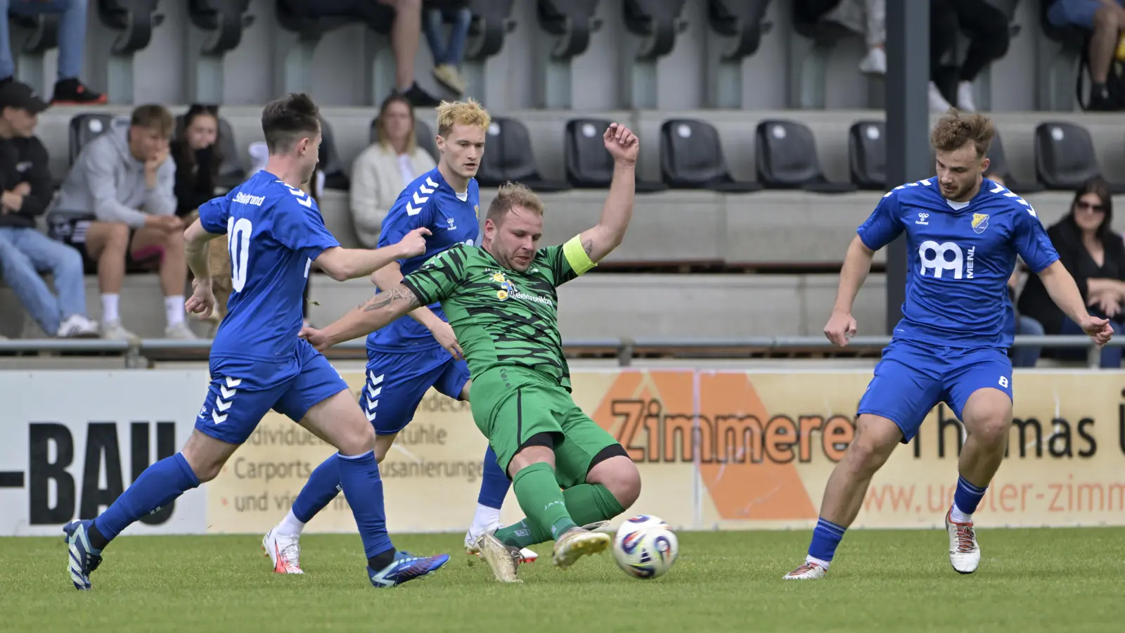 Aller Einsatz des TV Weiltingen half letztlich nichts, das Team steigt in die Kreisklasse ab. Hier wirft sich Kevin Krebs (in Grün) gegen Steinachgrund ins Zeug. (Foto: Martin Rügner)
