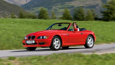 Wussten Sie, dass der Z3 auch mal ein James-Bond-Auto war? Nein? Kein Wunder, denn eine wirklich tragende Rolle hatte der BMW 1995 in „GoldenEye“ nicht.  (Foto: BMW AG/dpa-tmn)