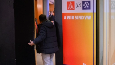 Laut IG Metall ist es die längste Tarifrunde aller Zeiten bei Volkswagen. (Foto: Julian Stratenschulte/dpa)