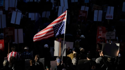 Viele in Chicago protestieren gegen Trump. (Foto: Carolyn Kaster/AP/dpa)