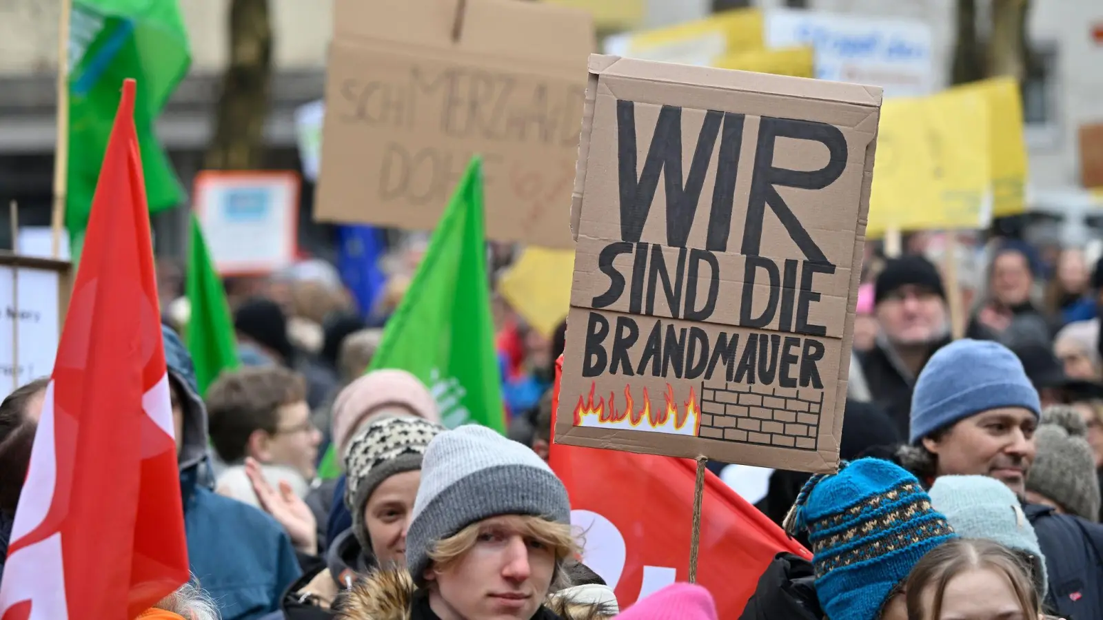 Zehntausende Menschen haben in vielen Städten Bayerns unter anderem dagegen protestiert, Mehrheiten mit Hilfe der AfD zu organisieren.  (Foto: Uwe Lein/dpa)