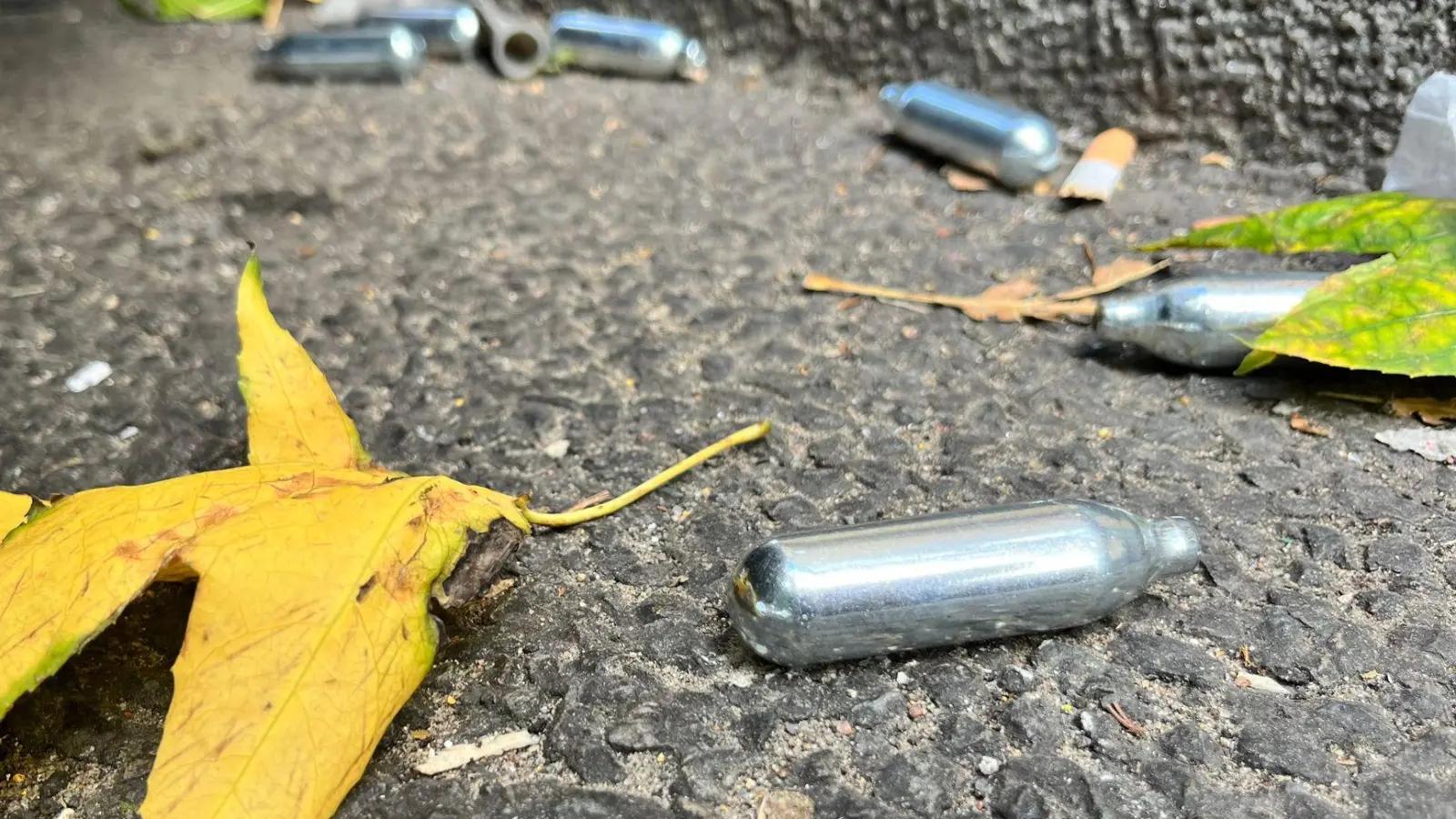 Lachgas ist eine beliebte Partydroge - mit laut Experten gefährlichen Folgen für die Gesundheit. (Symbolbild) (Foto: Julia Kilian/dpa)