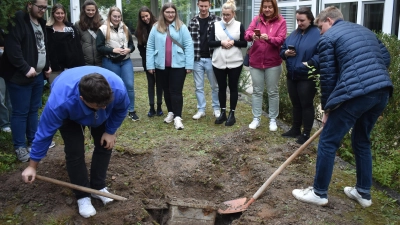 Fast hatte man die Hoffnung aufgegeben, die vor zehn Jahren in Innenhof der Dietrich-Bonhoeffer-Realschule vergrabe Zeitkapsel noch zu finden. (Foto: Ute Niephaus )