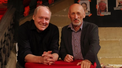 Der künstlerische Leiter und sein Nachfolger: Jürgen Eick (links) übergibt die Leitung des Toppler-Theaters 2028 an Peter Cahn, den ehemaligen Intendanten des Landestheater Dinkelsbühl. (Foto: Thomas Wirth)