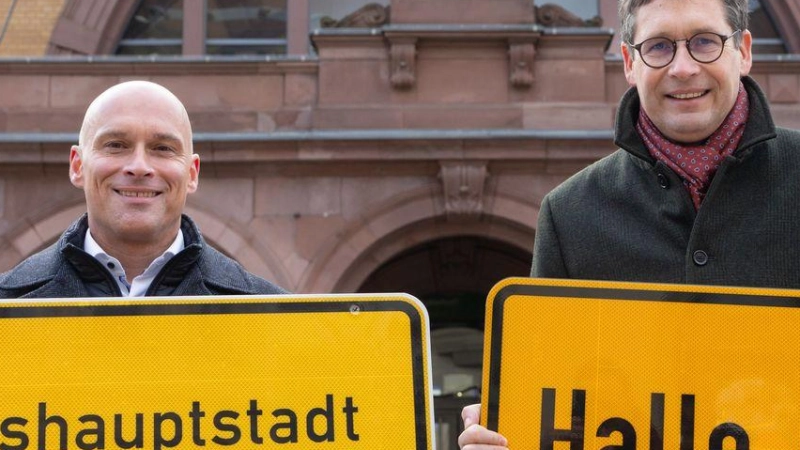 Erfurts Oberbürgermeister Andreas Horn (CDU) und Halles OB Alexander Vogt (parteilos) werben für ihre Städte.  (Foto: Michael Reichel/dpa)