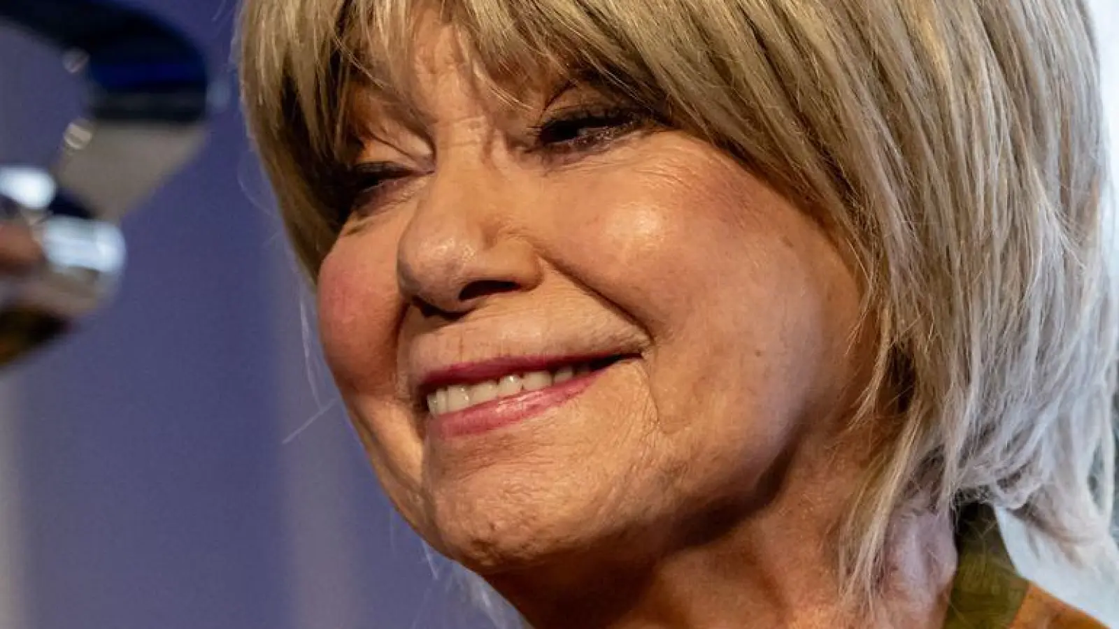 Judy Winter, Schauspielerin, reagiert auf den Götz-George-Preis 2025. (Foto: Fabian Sommer/dpa)