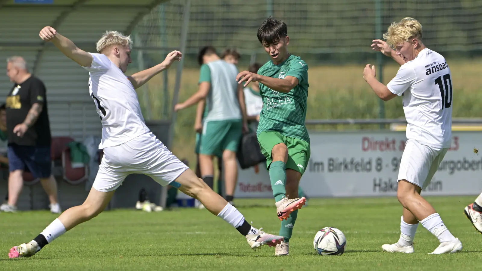 Für die Ansbacher U19 mit Robin Hilpert (links) und Max Riese (rechts, gegen den Weidener Hasam Haydari) beginnt am Samstag die restliche Runde in der Landesliga Nord (Foto: Martin Rügner)