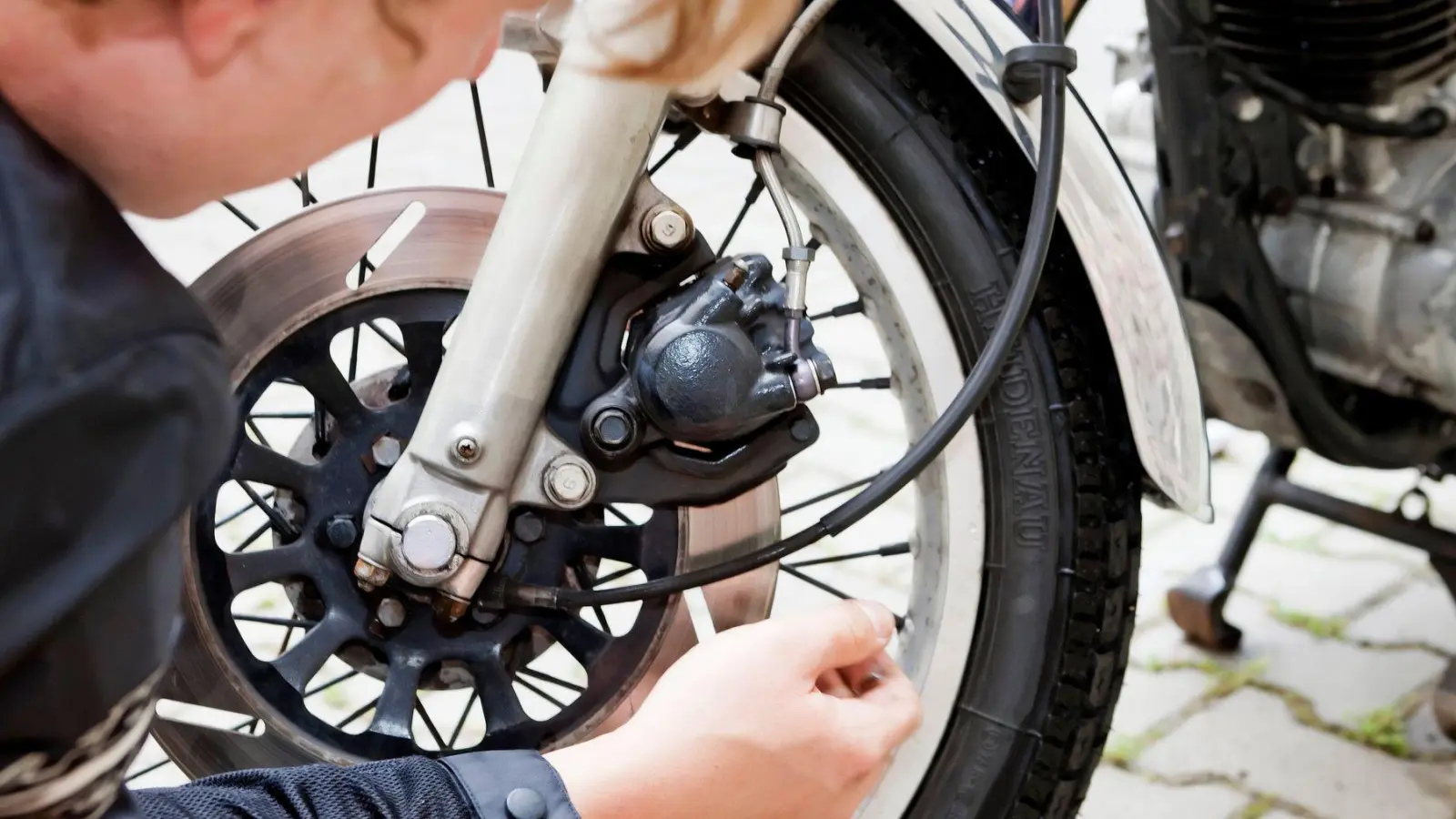 Wie schauen die Reifen aus? Deren Überprüfung ist ein wichtiger Teil des Technikchecks vor dem Saisonstart. (Foto: Monique Wüstenhagen/dpa-tmn)