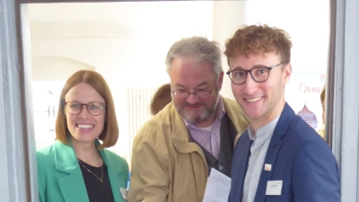 Bürgermeister Marco Meier, Pfarrer Dr. Wolfgang Börschlein und Projektleiterin Caroline Kübler gaben den Mehrzweckraum frei (von rechts). (Foto: Walter Oberhäußer)