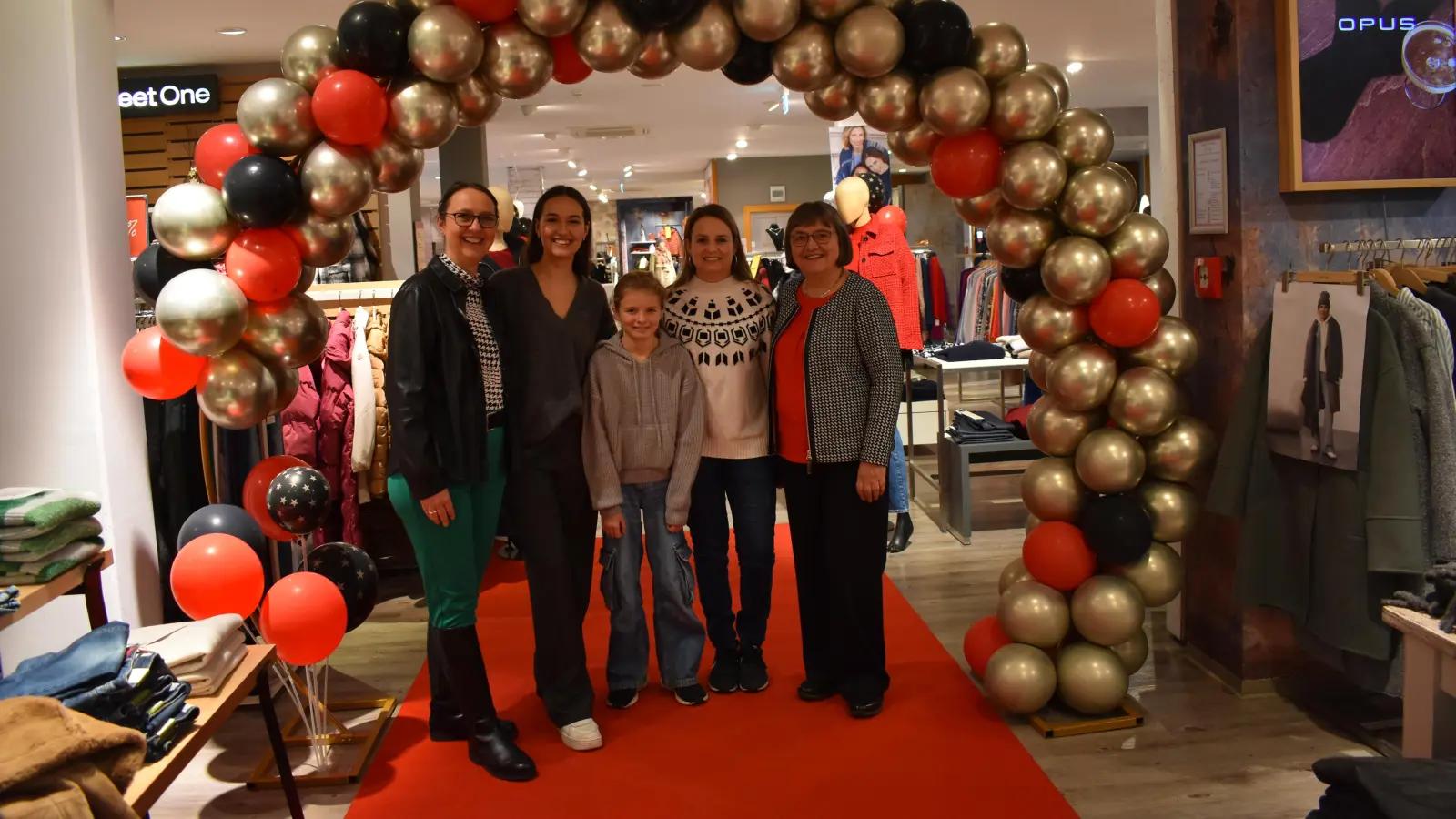 Elisabeth Seeg-Probst, Anne Probst, Liara und Katja Wölfing sowie Ruth Spath (von links) freuen sich, dass das Modehauses Seeg nun schon seinen 60. Geburtstag feiern kann. (Foto: Ute Niephaus)