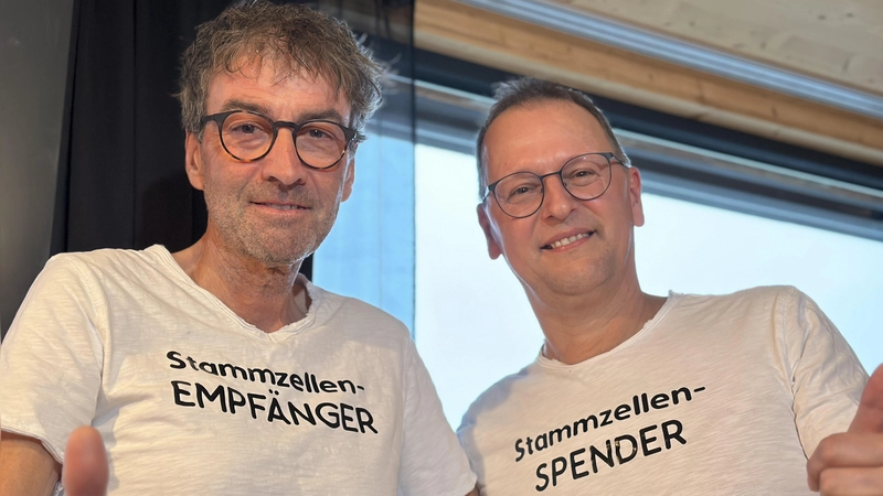  Stammzellenempfänger Rainer G. (links) mit Stammzellenspender Ralf Haug (rechts). Sie tragen ihre „speziellen“ T-Shirts. (Foto: Josefine Mühlroth)