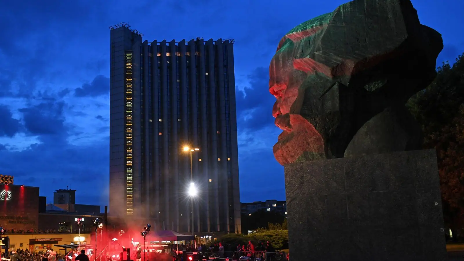 Blick auf das Congress Hotel unweit des Karl-Marx-Monuments in Chemnitz (Archivbild) (Foto: Hendrik Schmidt/dpa-Zentralbild/dpa)