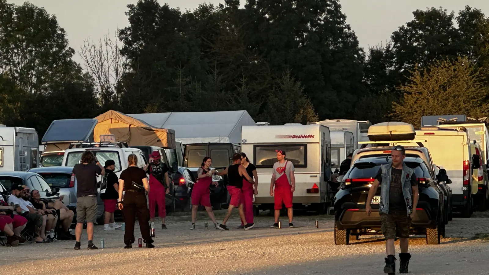 Die meisten der Summer-Breeze-Besuchenden kommen mit dem Auto und nutzen die Camping-Möglichkeiten auf dem weitläufigen Festivalgelände. In der kommenden Woche ist es wieder so weit. Am Dienstag wird der erste Schwung an Metal-Fans erwartet. Unser Foto entstand 2025. (Archivbild: Martina Haas)