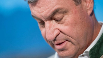 CSU-Chef Söder würde die AfD zwar auch am liebsten verbieten, aber er zweifelt an einem Verbotsverfahren. (Foto: Peter Kneffel/dpa)