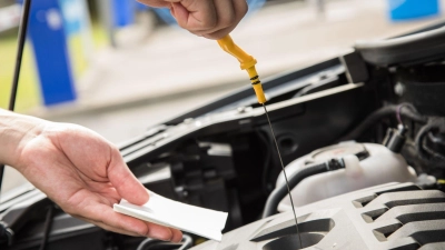 Manuelle Kontrolle bleibt wichtig: Auch bei modernen Autos mit elektronischer Anzeige empfiehlt sich der traditionelle Check mit dem Ölmessstab. (Foto: Christin Klose/dpa-tmn)