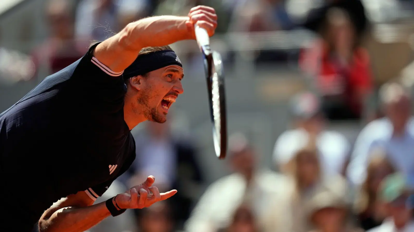 Alexander Zverev beim Aufschlag. (Foto: Christophe Ena/AP/dpa)