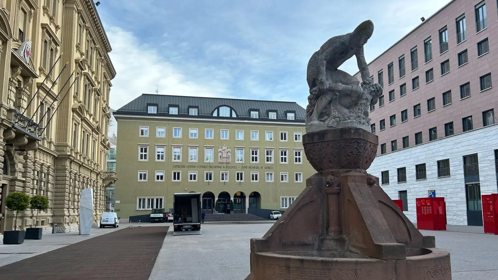 Der Silvius-Magnago-Platz in Südtirols Hauptstadt Bozen, links der Sitz der Landesregierung, in der Mitte das Parlamentsgebäude. (Foto: Christoph Sator/dpa)