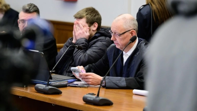 Einer der beiden Angeklagten (Mitte) im Betonplatten-Prozess.  (Foto: Philipp Schulze/dpa)