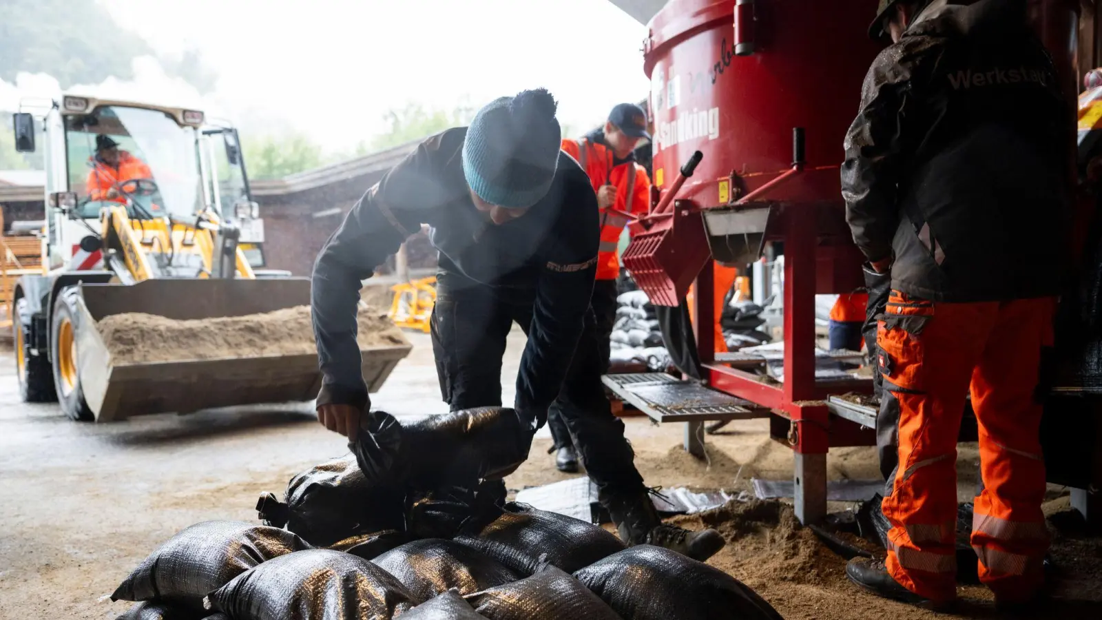 Im Landkreis Rosenheim entspannt sich die Hochwasser-Situation. (Foto: Lennart Preiss/dpa)