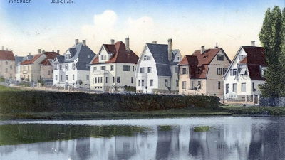 Diese Postkarte zeigt eine historische Ansicht der nördlichen Jüdtstraße mit dem inzwischen verlandeten Aktienweiher im Vordergrund. Im Jahr 1925 wird die Straße ausgebaut. (Repro: Alexander Biernoth)