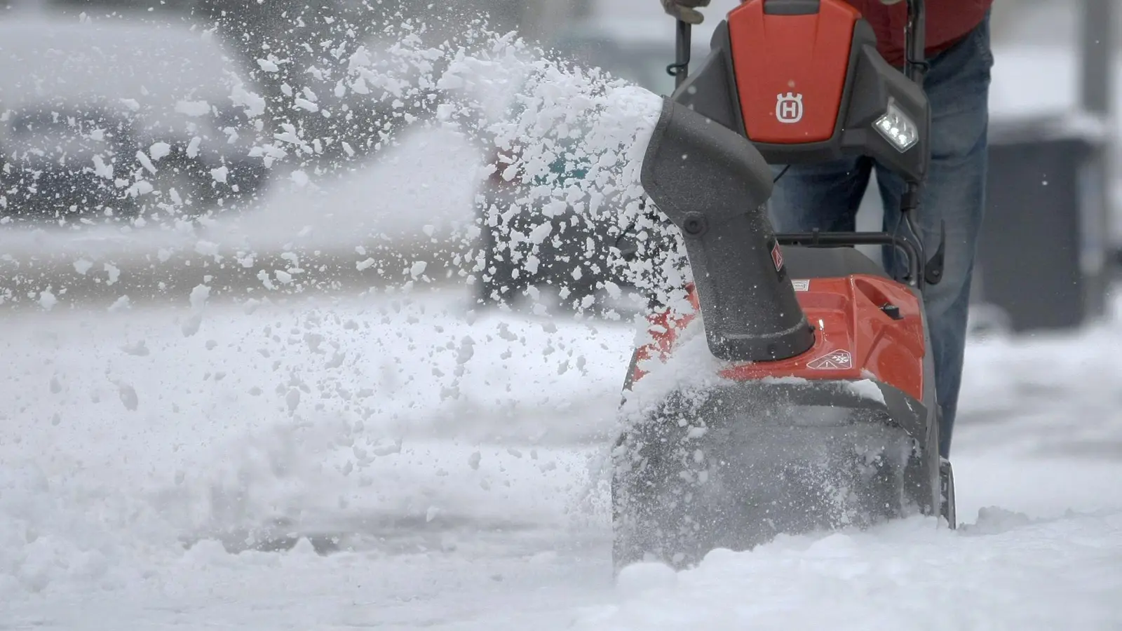 Auch außerhalb des eigenen Grundstücks: Wer für die Beseitigung von Schnee und Eis einen Dienstleister beauftragt, kann einen Teil der Kosten dafür steuerlich absetzen. (Foto: Fredrik von Erichsen/dpa/dpa-tmn)