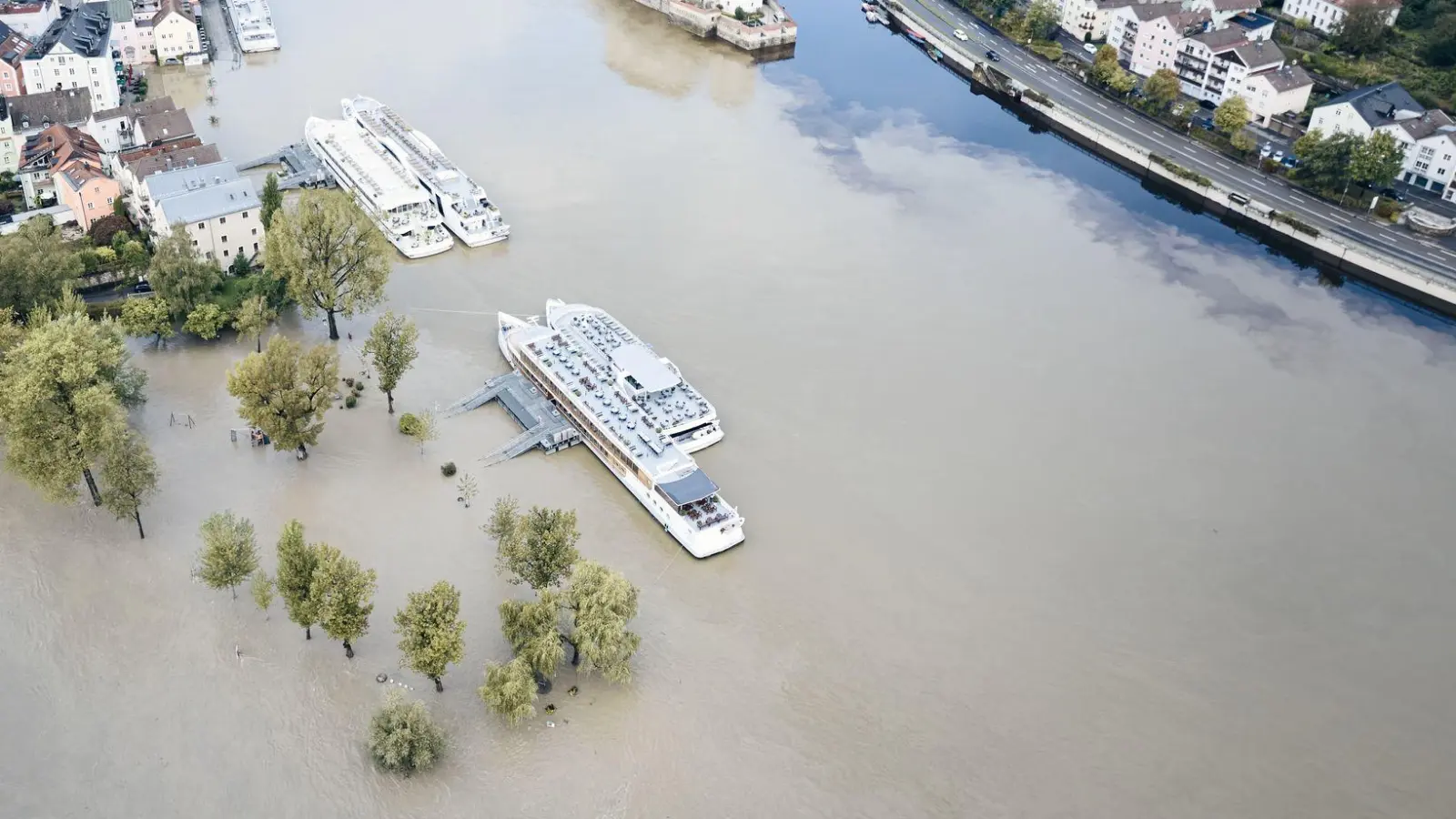 Entlang der Donau muss vielerorts wie hier in Passau immer wieder mit starken Hochwassern gerechnet werden. Trotzdem sind Bauprojekte in den Überschwemmungsgebieten noch immer sehr beliebt. (Archivbild) (Foto: Tobias C. Köhler/dpa)