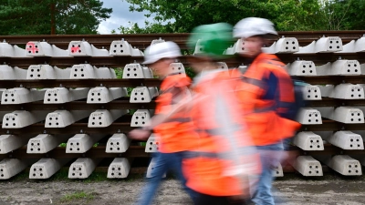 Baustellenbesucher gehen während der Generalsanierung der Bahnstrecke Hamburg - Berlin an neuen Schienen vorbei. (Foto: Sebastian Christoph Gollnow/dpa)