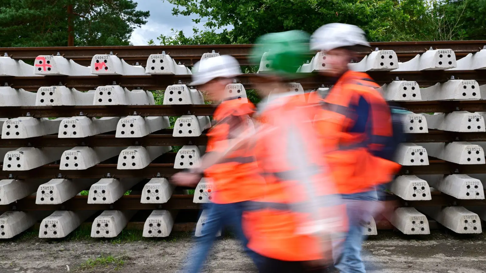 Baustellenbesucher gehen während der Generalsanierung der Bahnstrecke Hamburg - Berlin an neuen Schienen vorbei. (Foto: Sebastian Christoph Gollnow/dpa)