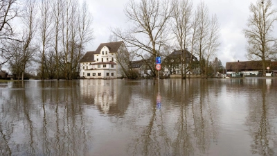 Dauerregen und Schneeschmelze sorgen vielerorts für Überflutungen, wie etwa hier an der Aisch. (Foto: Pia Bayer/dpa)