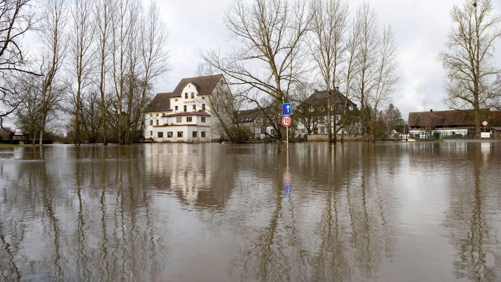 Dauerregen und Schneeschmelze sorgen vielerorts für Überflutungen, wie etwa hier an der Aisch. (Foto: Pia Bayer/dpa)