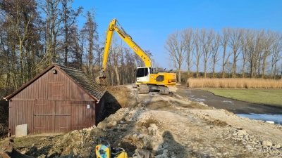 Am Großen Lindleinsee wurde Schlamm entnommen. Auch der Damm wird verstärkt. (Foto: Ulrich Schwandt)