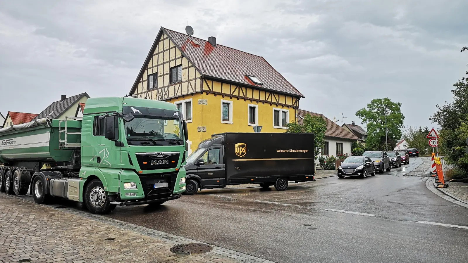 Der Umleitungsverkehr von und nach Rothenburg sorgt seit anderthalb Wochen für eine enorme Verkehrsbelastung in Gebsattel. Das Foto entstand an der Einmündung der Neusitzer Straße, für die baustellenbedingt ein Tempo-Zehn-Limit gilt, in die Hauptstraße. (Foto: Jürgen Binder)
