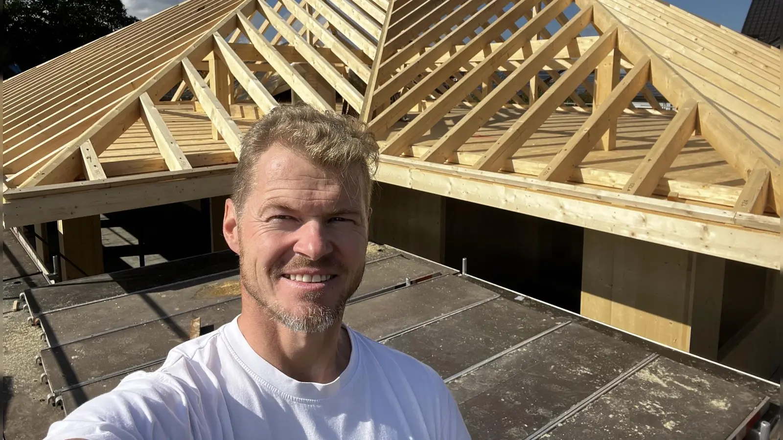 Gerd Stöcklein in einem seiner drei Elemente: bei Zimmererarbeiten auf dem Dach eines Kunden. (Foto: Gerd Stöcklein (Selfie))
