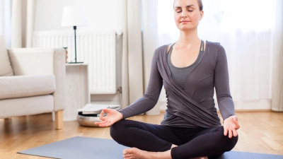 Rücken gerade, Schultern nach hinten: Wer im Schneidersitz sitzt, sollte nicht in die Shrimp-Haltung verfallen. (Foto: Christin Klose/dpa-tmn)