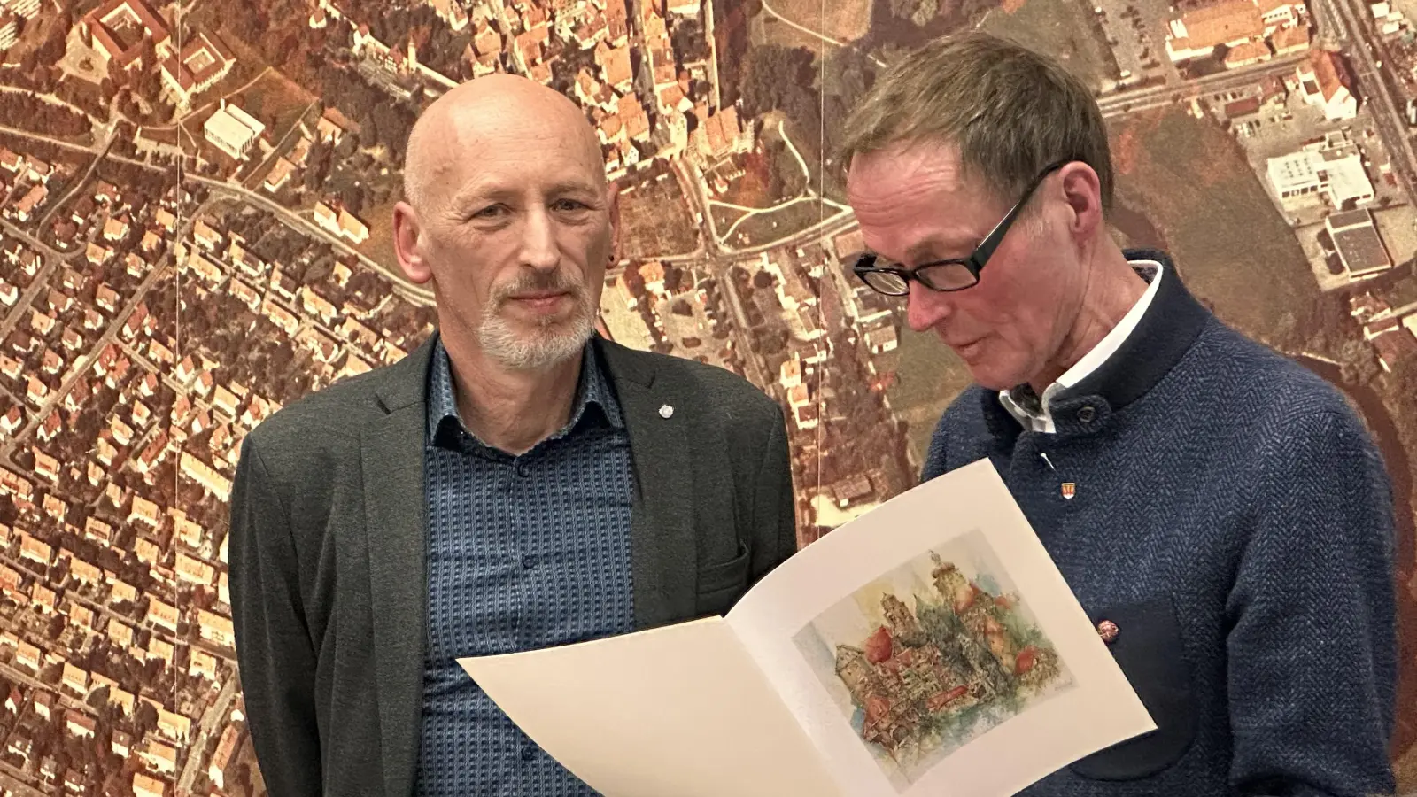 Peter Cahn (links) war 24 Jahre Intendant des Landestheater Dinkelsbühl. Oberbürgermeister Dr. Christoph Hammer hat ihn jetzt offiziell im Stadtrat verabschiedet.  (Foto: Martina Haas)