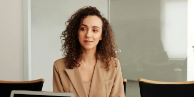 Bei unerwarteten Fragen im Bewerbungsgespräch hilft es ruhig zu bleiben und offen zuzugeben, wenn man nicht sofort eine Antwort parat hat. (Foto: Pexels)