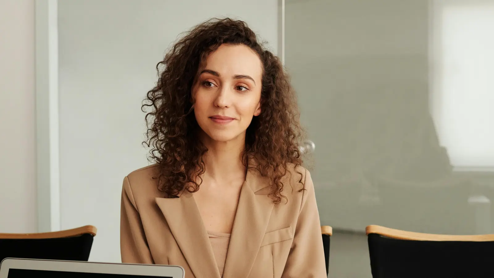 Bei unerwarteten Fragen im Bewerbungsgespräch hilft es ruhig zu bleiben und offen zuzugeben, wenn man nicht sofort eine Antwort parat hat. (Foto: Pexels)