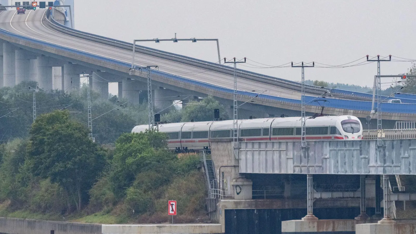 Die Fernzüge der Deutschen Bahn waren im Januar etwas pünktlicher unterwegs als zuletzt. (Archivbild) (Foto: Stefan Sauer/dpa)