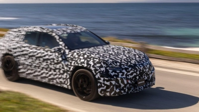 Finales Design noch geheim: Der elektrische Mercedes AMG GT bekommt einen SUV-Ableger – Enthüllung im Oktober, Marktstart Anfang 2027. (Foto: ---/Mercedes-AMG/dpa-tmn)