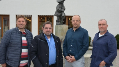 Johannes Förthner (Zweiter von rechts) tritt als parteiloser Bürgermeister-Kandidat an und kann auf die Unterstützung der Parteilosen Wählergemeinschaft (PWG), der Wählergruppe Ortsteile (WGO) und der CSU/Freien Bürger sowie der Ortsverbandsvorsitzenden (von links) Horst Lang (PWG), Klaus Scheiderer (WGO) und Jürgen Scheiderer (CSU) zählen. (Foto: Yvonne Neckermann)