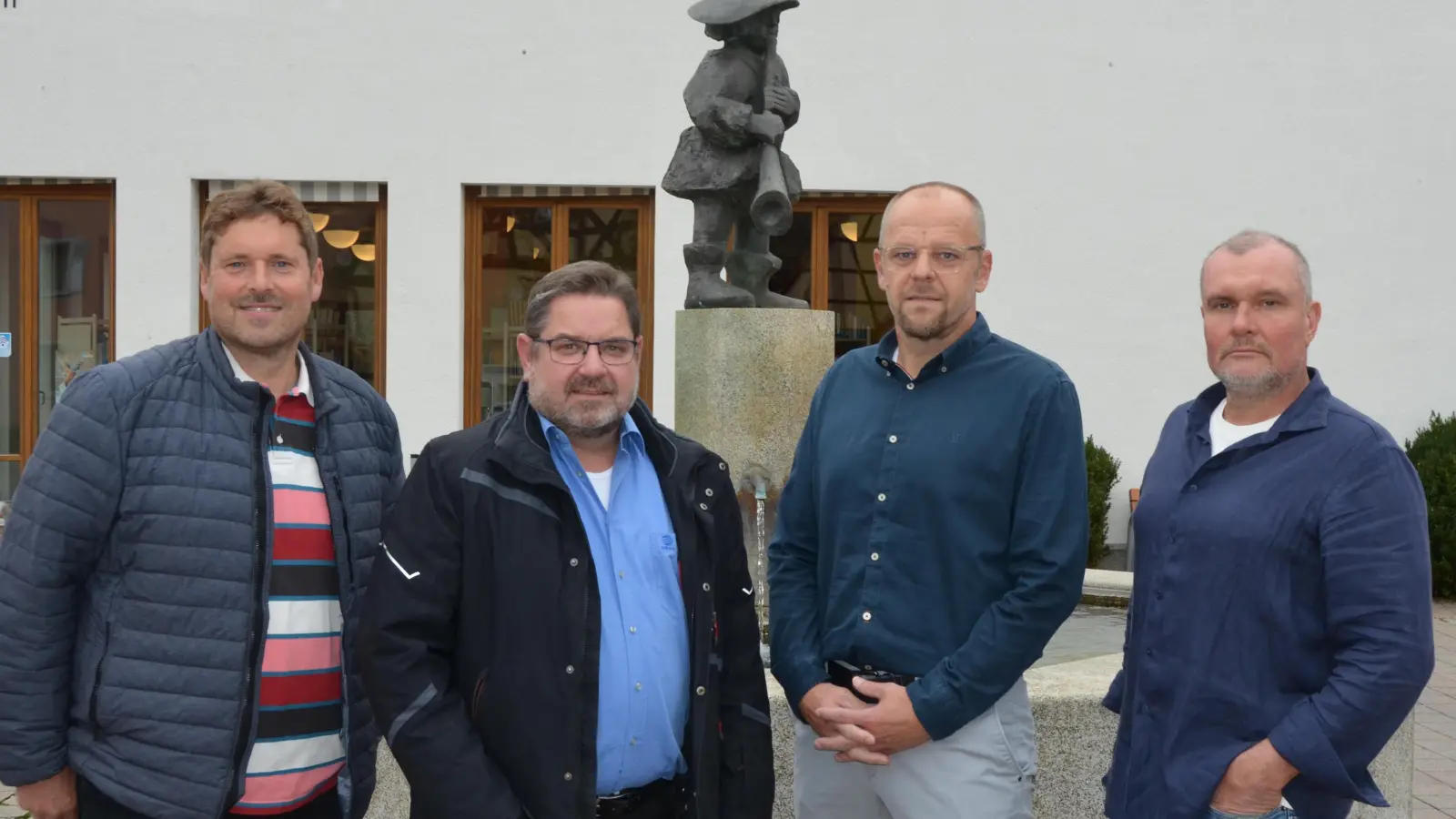 Johannes Förthner (Zweiter von rechts) tritt als parteiloser Bürgermeister-Kandidat an und kann auf die Unterstützung der Parteilosen Wählergemeinschaft (PWG), der Wählergruppe Ortsteile (WGO) und der CSU/Freien Bürger sowie der Ortsverbandsvorsitzenden (von links) Horst Lang (PWG), Klaus Scheiderer (WGO) und Jürgen Scheiderer (CSU) zählen. (Foto: Yvonne Neckermann)