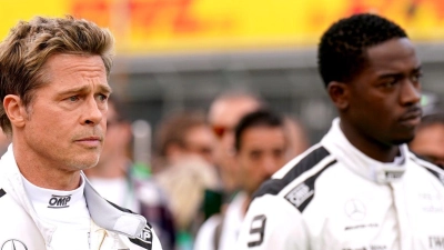 Erst Gegenspieler, dann echte Teamkollegen: Brad Pitt (l) und Damson Idris im neuen Formel-1-Film. (Foto: Tim Goode/Press Association/dpa)