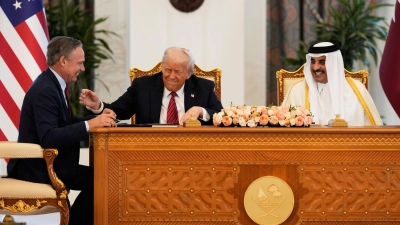 Boeing-Chef Kelly Ortberg unterzeichnete die Vereinbarung im Beisein von US-Präsident Donald Trump.  (Foto: Alex Brandon/AP/dpa)