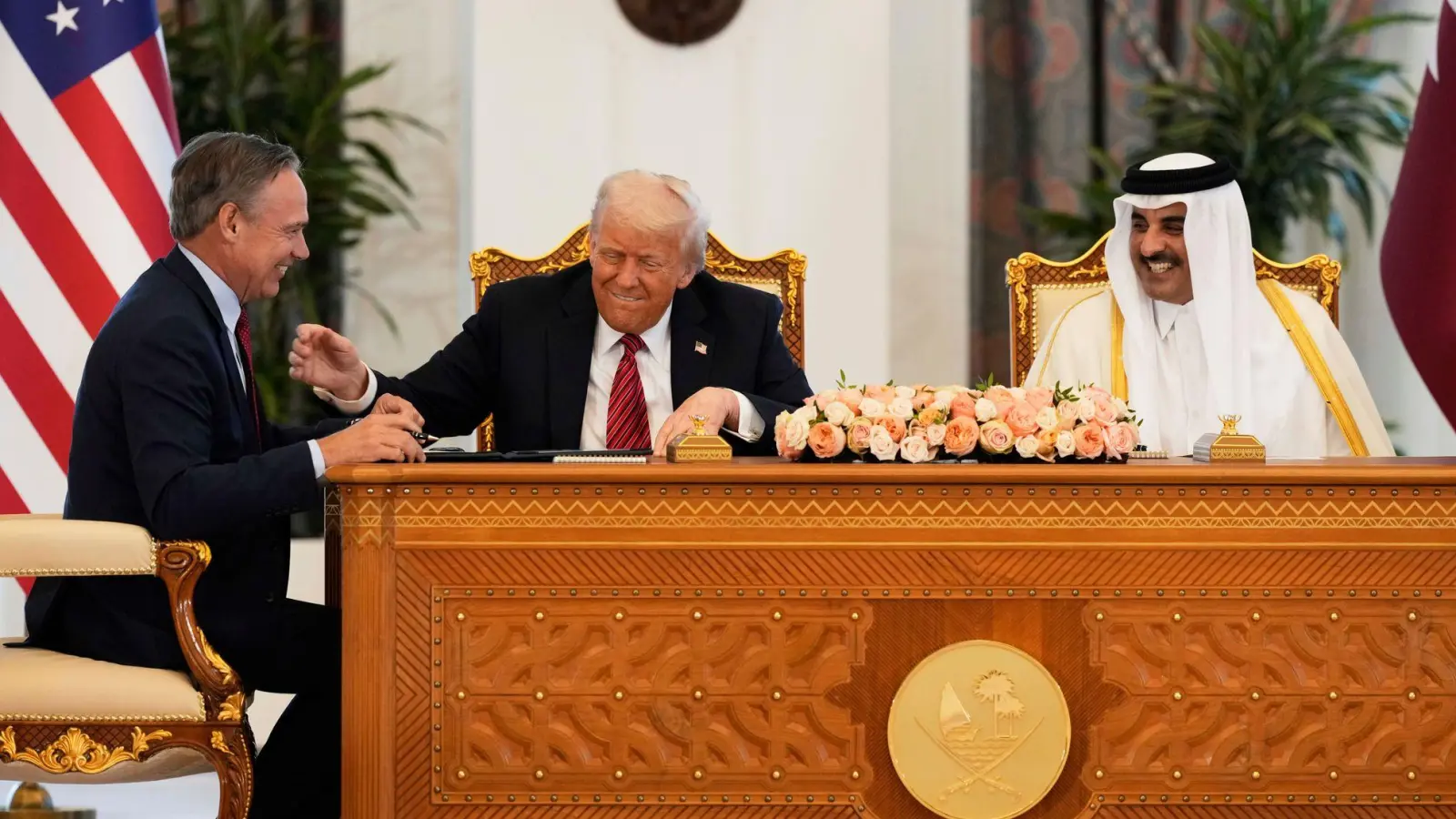 Boeing-Chef Kelly Ortberg unterzeichnete die Vereinbarung im Beisein von US-Präsident Donald Trump.  (Foto: Alex Brandon/AP/dpa)