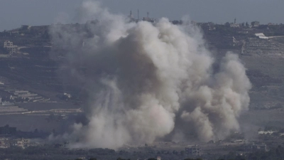 Rauch steigt nach einem israelischen Bombardement im Südlibanon auf. (Archivbild) (Foto: Baz Ratner/AP)