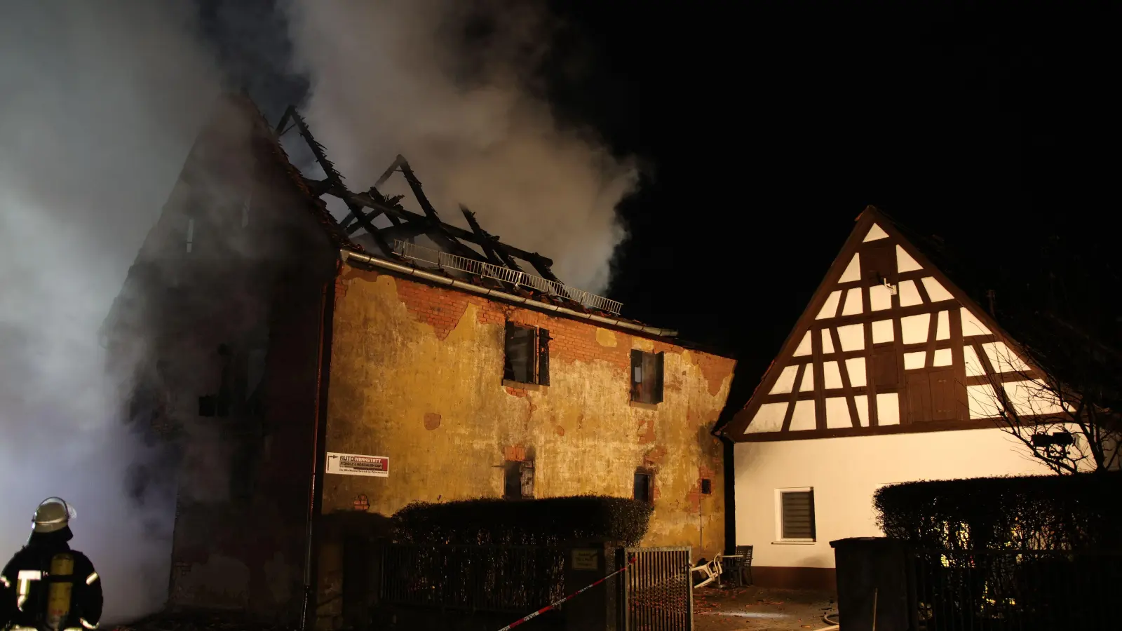Rund 140 Einsatzkräfte sind in Petersaurach vor Ort, um die Scheune zu löschen und die umliegenden Gebäude zu schützen. Die Scheune brennt vollständig aus. (Foto: NEWS5 / Markus Zahn)