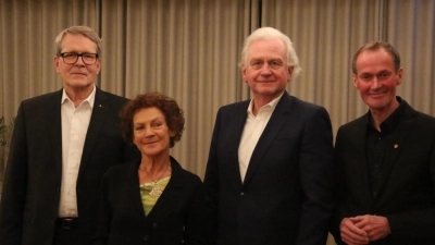Die Preisträgerin Léonie Thelen zusammen mit den FLZ-Verlegern Harald W. Wiedfeld (links) und Guido W. Mehl (Mitte) sowie dem Dinkelsbühler Oberbürgermeister Dr. Christoph Hammer:  (Foto: Martina Kramer)